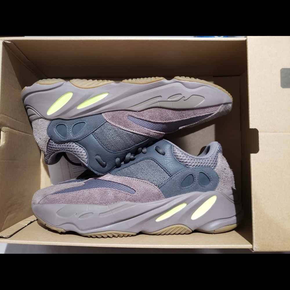Adidas Yeezy 700 Mauve size 11|Authentic|Like new
